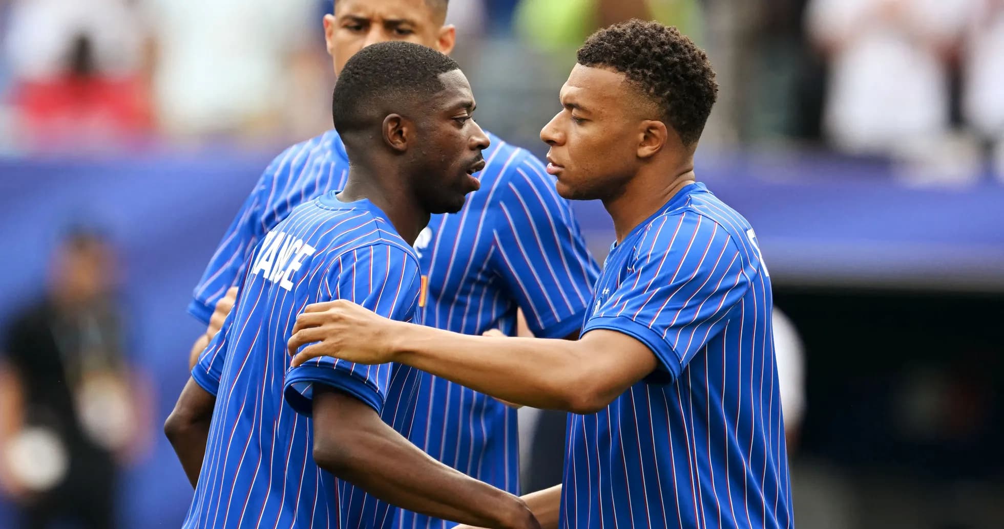 Joueurs de l'équipe de France se saluant avant le match
