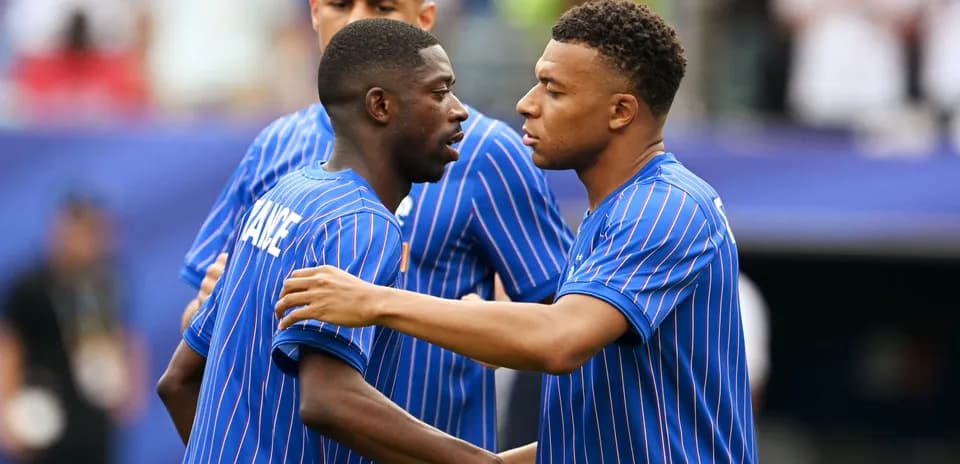 Joueurs de l'équipe de France se saluant avant le match