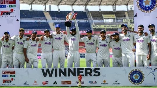 Équipe indienne célébrant victoire avec trophée