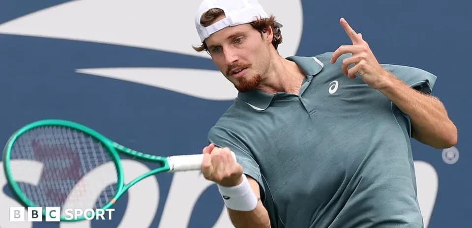 Joueur de tennis frappant la balle sur le court