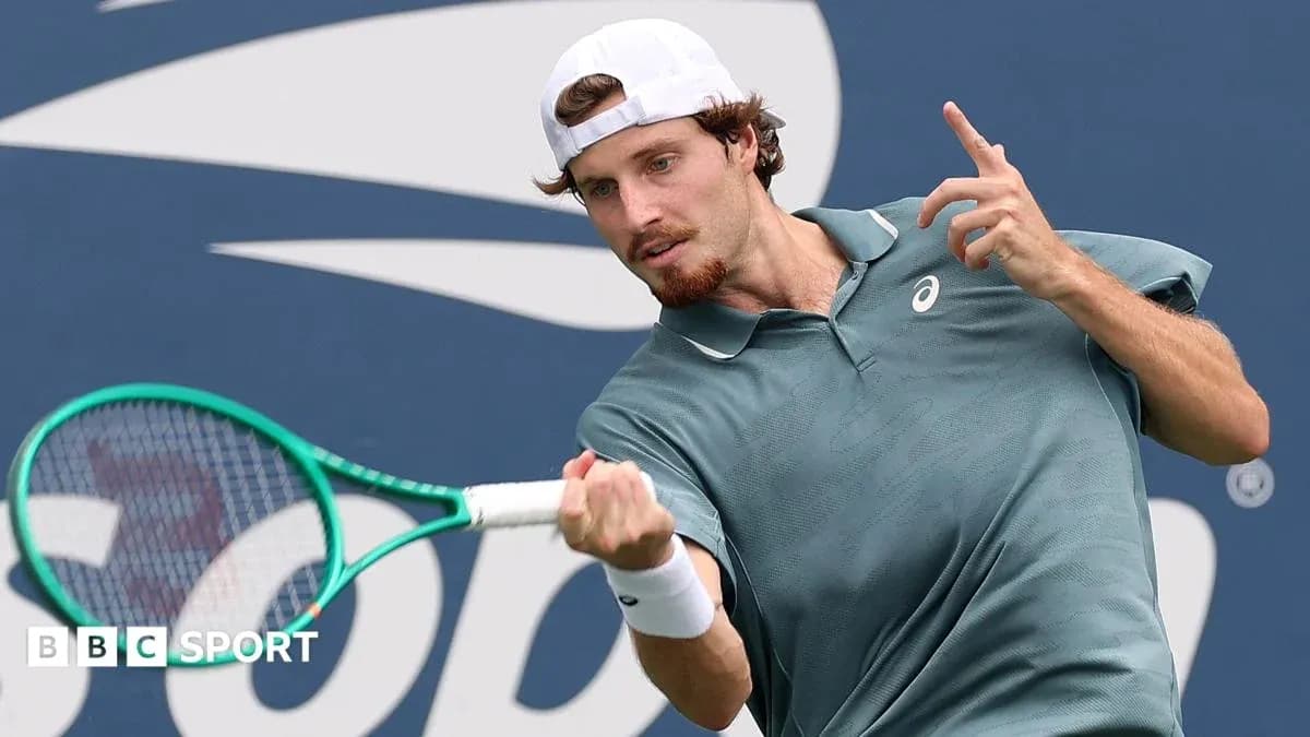Joueur de tennis frappant la balle sur le court