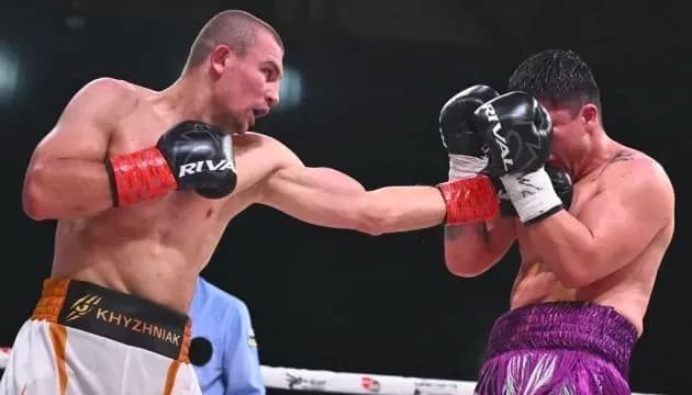 Boxeur lançant un coup de poing à son adversaire