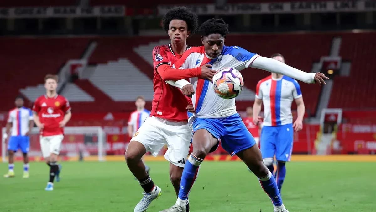 Joueur de Manchester United défendant contre un adversaire