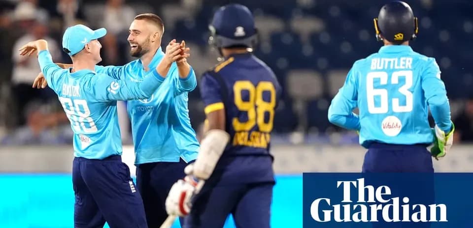 Joueurs anglais célébrant une prise de wicket au cricket