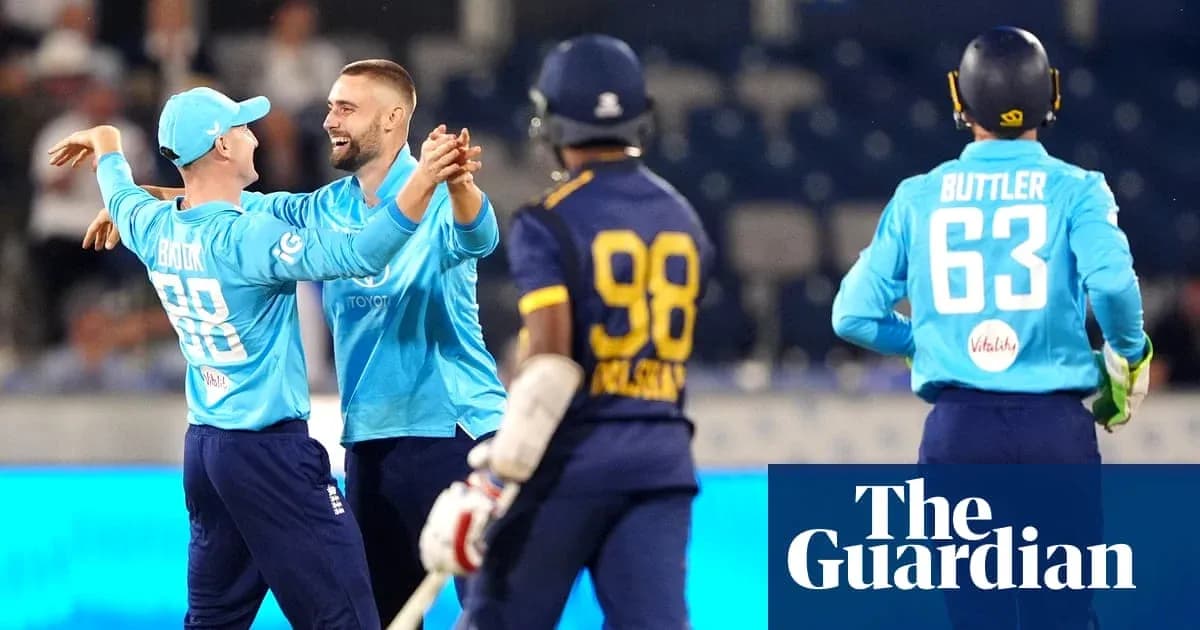 Joueurs anglais célébrant une prise de wicket au cricket