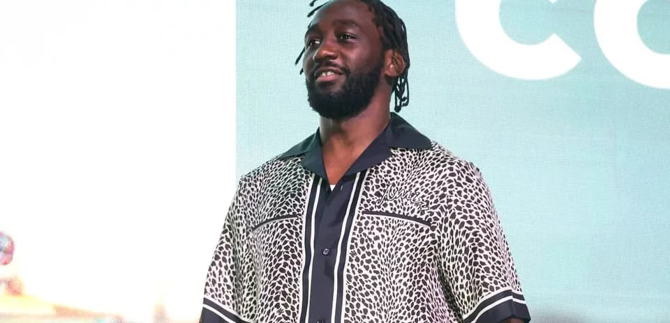 Person souriant avec un maillot à motifs lors d'un événement