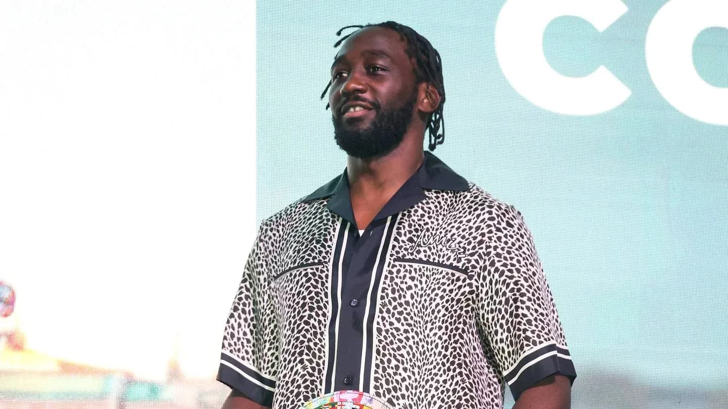 Person souriant avec un maillot à motifs lors d'un événement