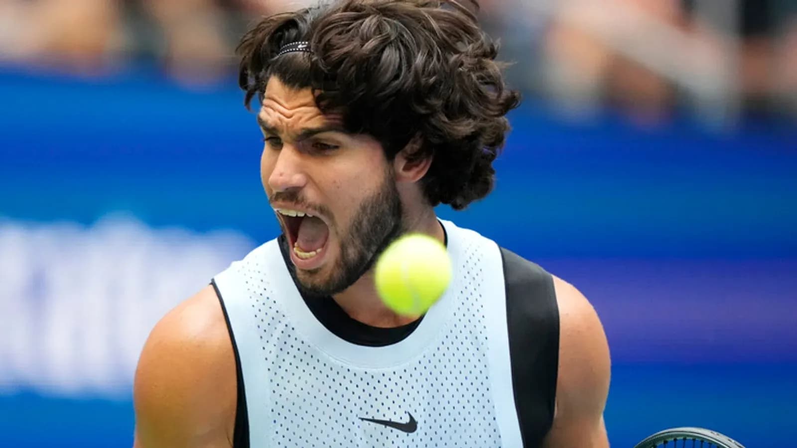 Joueur de tennis frappant une balle pendant un match