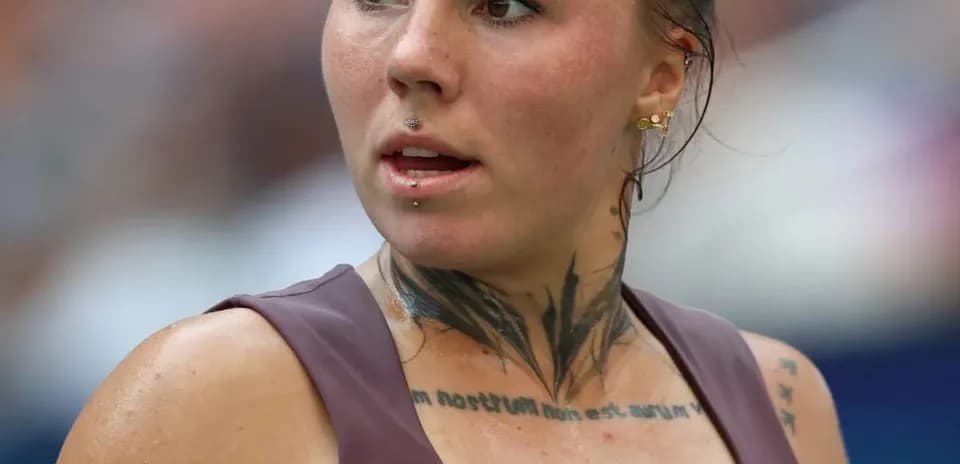 Joueuse de tennis avec tatouages pendant un match