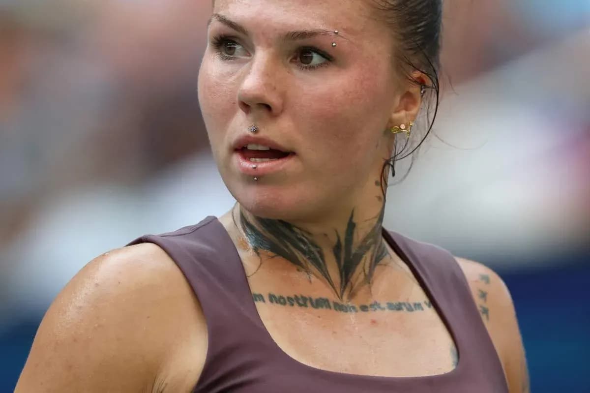 Joueuse de tennis avec tatouages pendant un match