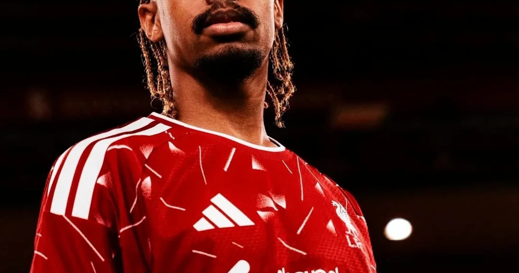 Joueur en maillot rouge de Liverpool, regard sérieux