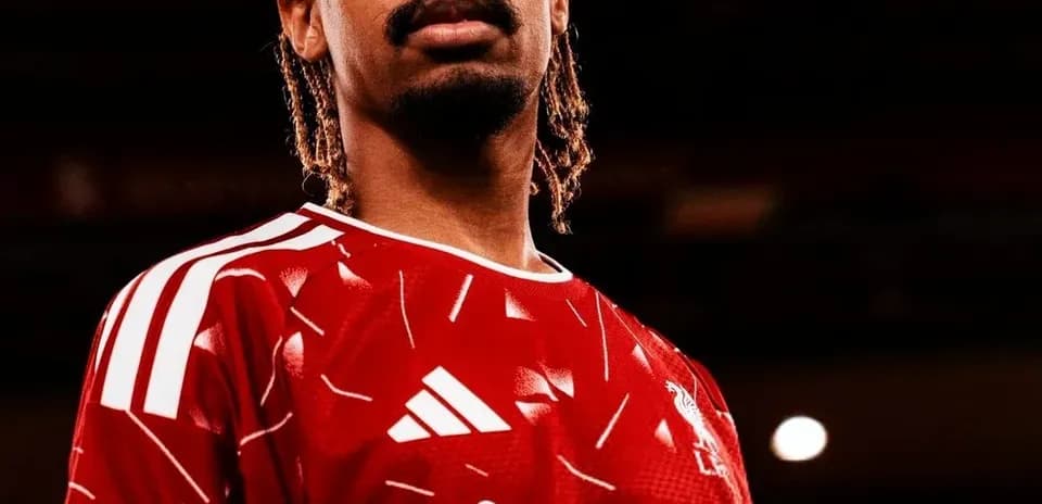 Joueur en maillot rouge de Liverpool, regard sérieux