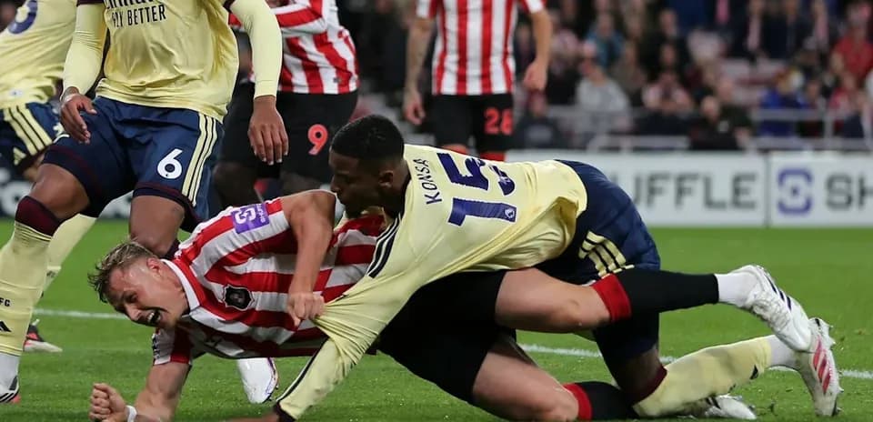 Joueurs au sol lors d'un match de football