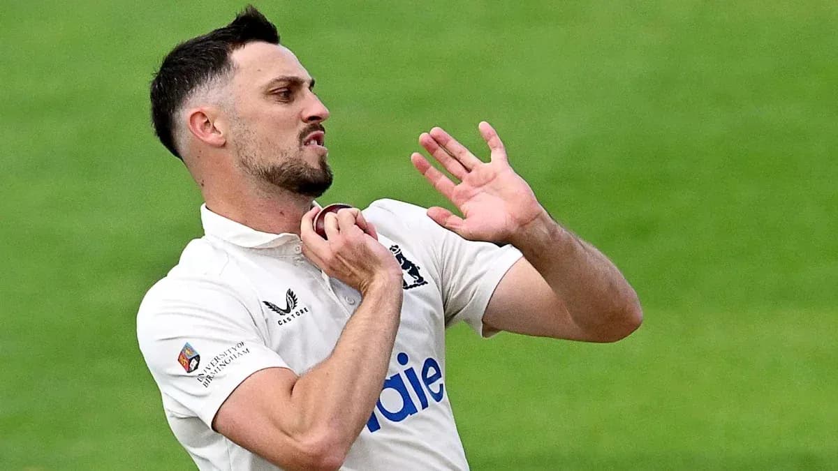 Joueur de cricket en train de lancer le ballon