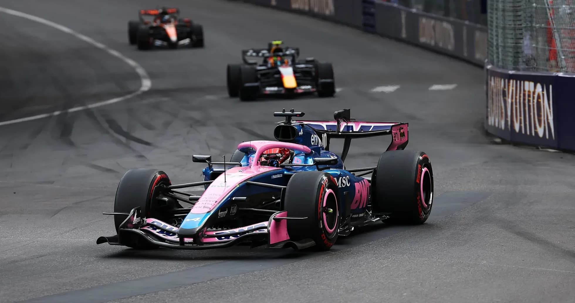 Voiture de F1 en pleine course sur circuit