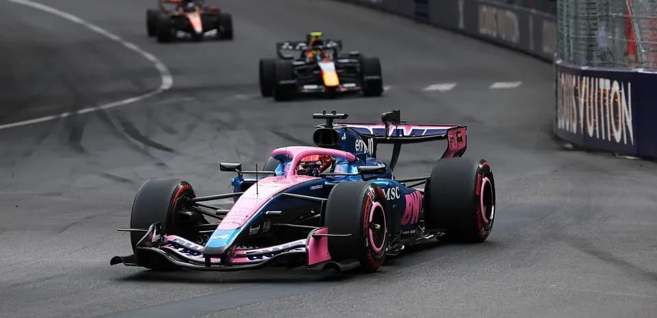 Voiture de F1 en pleine course sur circuit