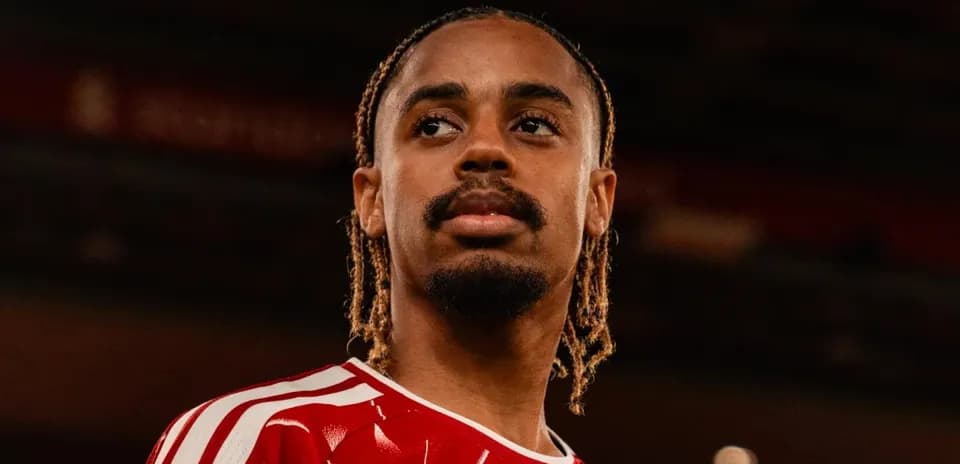 Joueur en maillot rouge regardant au loin