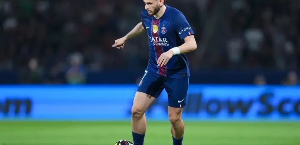 Joueur dribblant le ballon sur le terrain de football