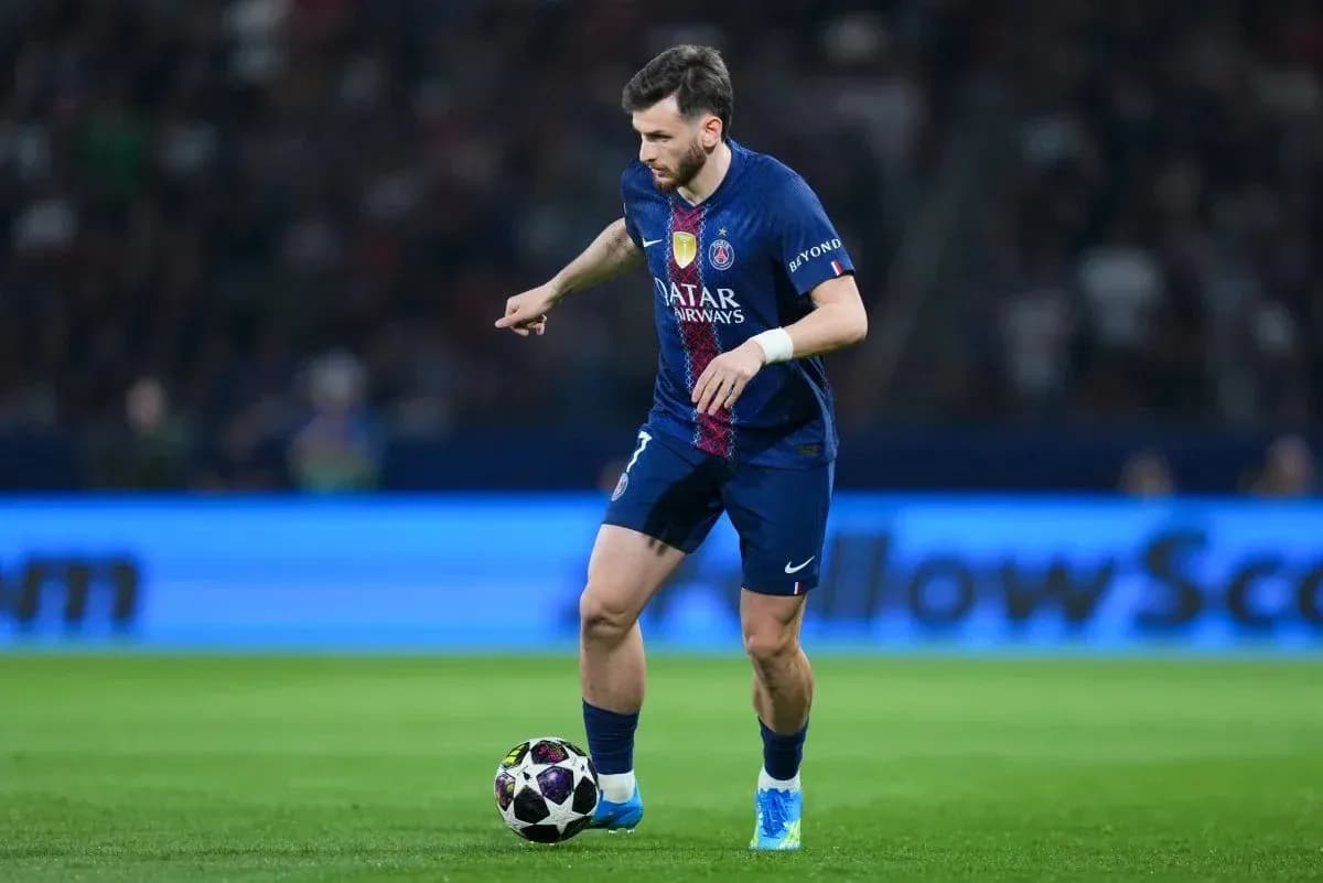 Joueur dribblant le ballon sur le terrain de football