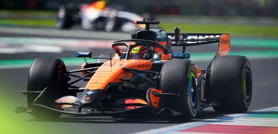 Voiture de Formule 1 McLaren sur circuit