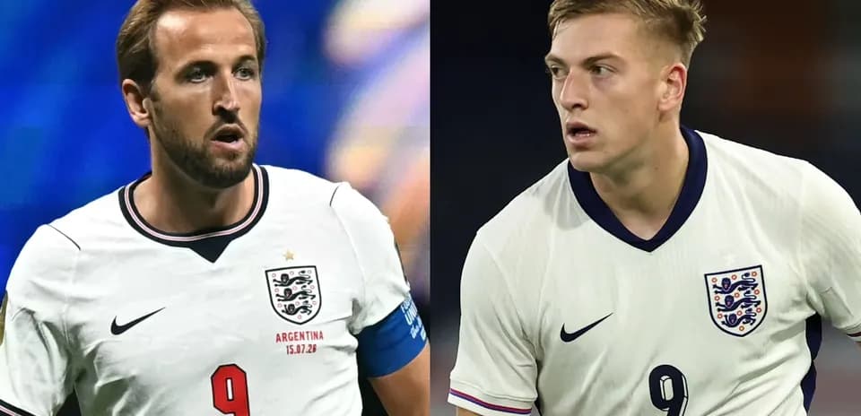 Deux joueurs anglais en action sur le terrain