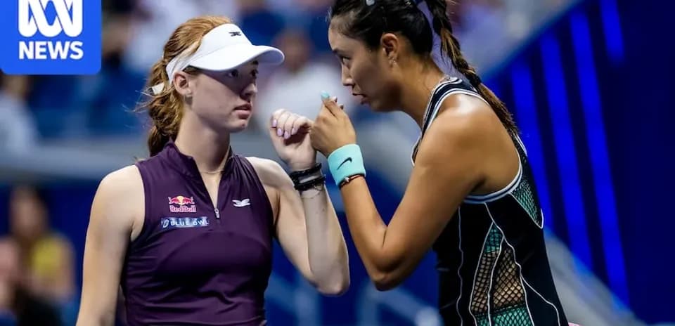 Joueuses se concertant pendant un match de tennis