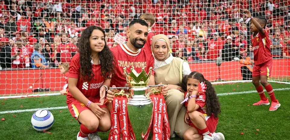 Joueur posant avec sa famille et le trophée