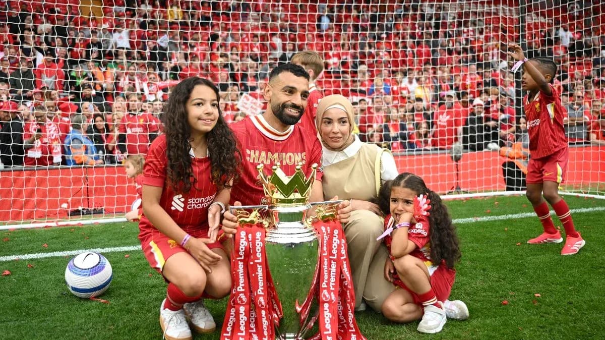 Joueur posant avec sa famille et le trophée