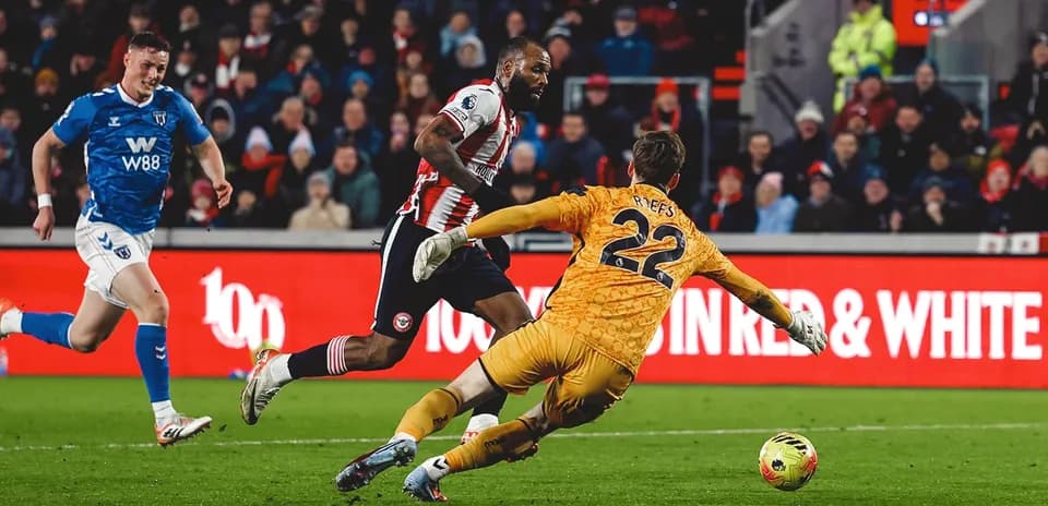 Un joueur de Brentford face au gardien de Sunderland