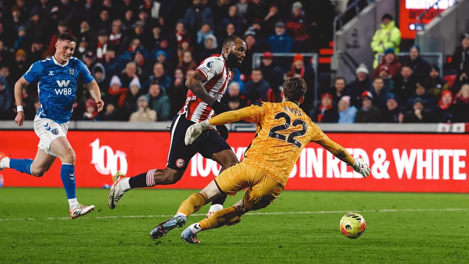 Un joueur de Brentford face au gardien de Sunderland