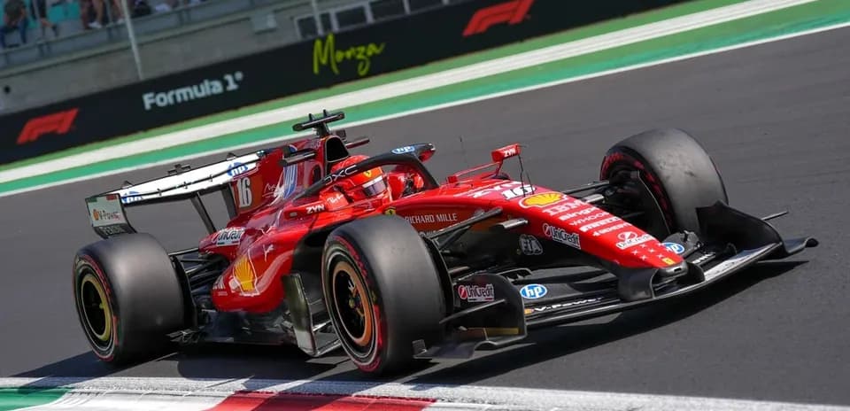Voiture de Formule 1 Ferrari en course sur circuit
