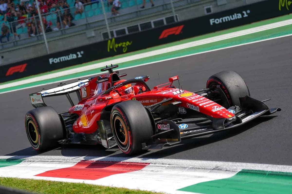 Voiture de Formule 1 Ferrari en course sur circuit