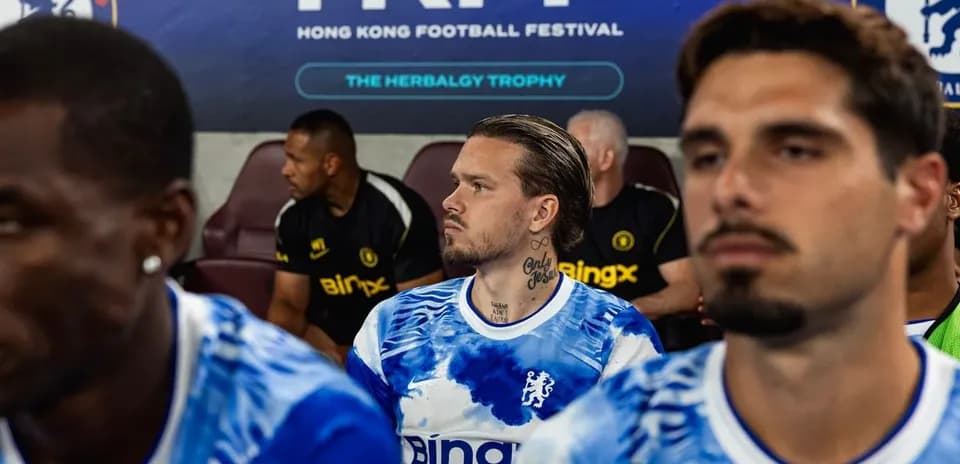 Joueurs assis sur le banc lors d'un match