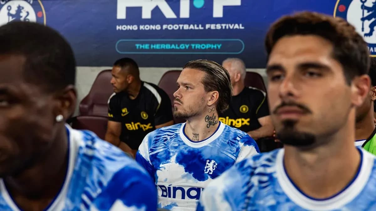 Joueurs assis sur le banc lors d'un match