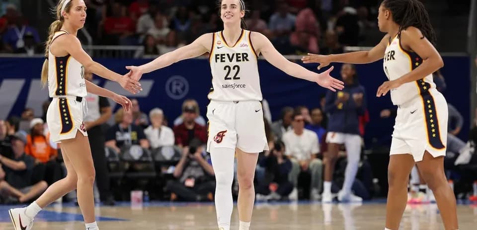 Trois joueuses de la Fever se congratulent sur le terrain