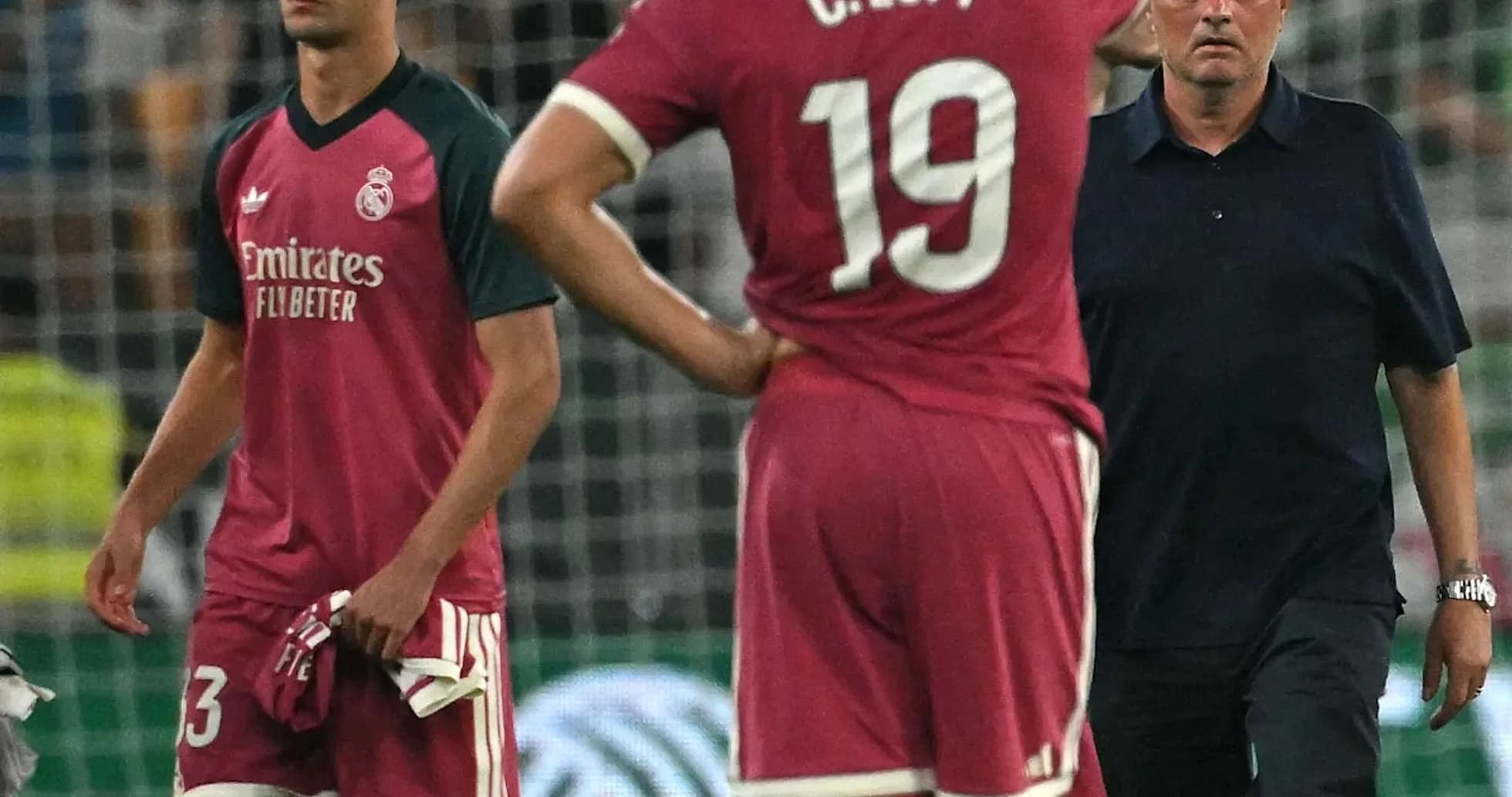 Deux joueurs du Real Madrid et un entraîneur sur le terrain