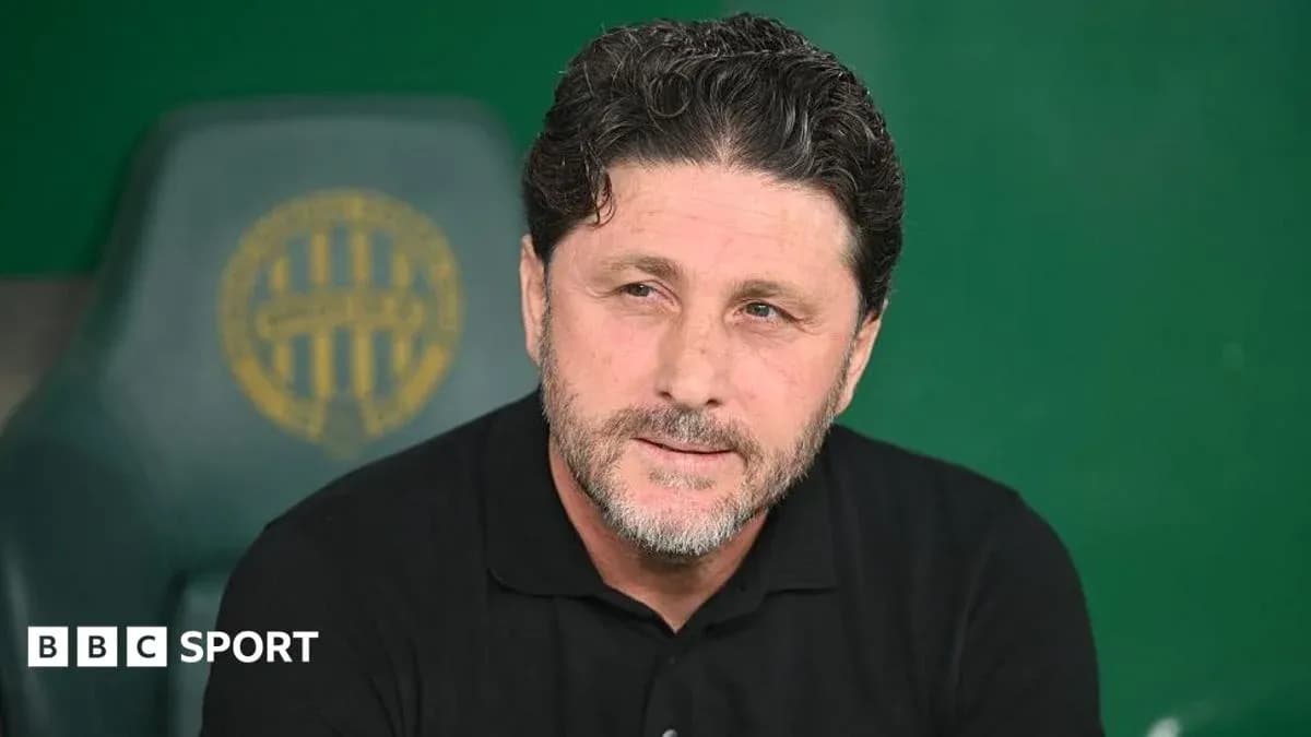 Entraîneur s'exprimant lors d'une conférence de presse