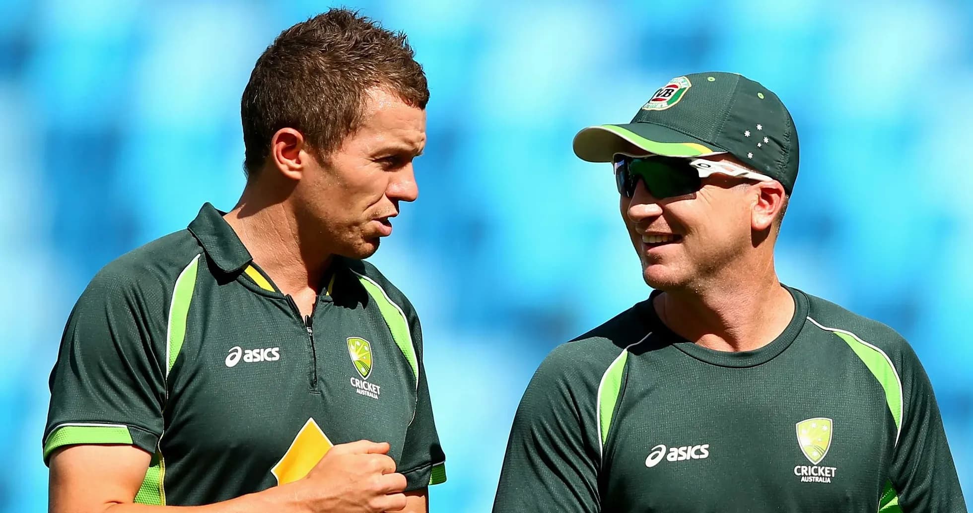 Deux joueurs australiens discutant pendant l'entraînement