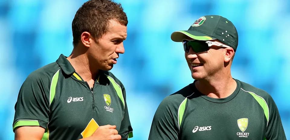 Deux joueurs australiens discutant pendant l'entraînement