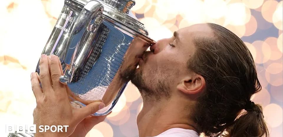Joueur embrassant le trophée après sa victoire