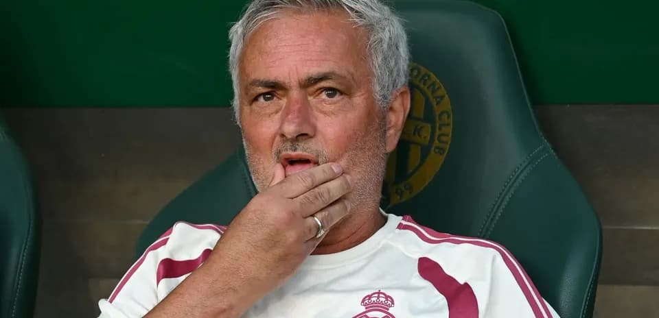 Entraîneur assis sur le banc pendant un match