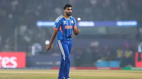 Joueur indien marchant avec une balle de cricket