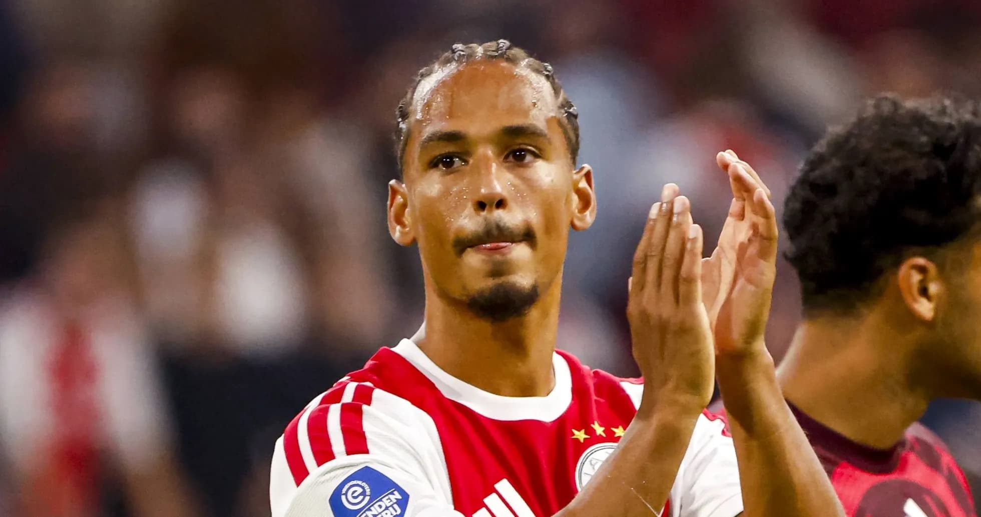 Joueur d'Ajax applaudissant après le match