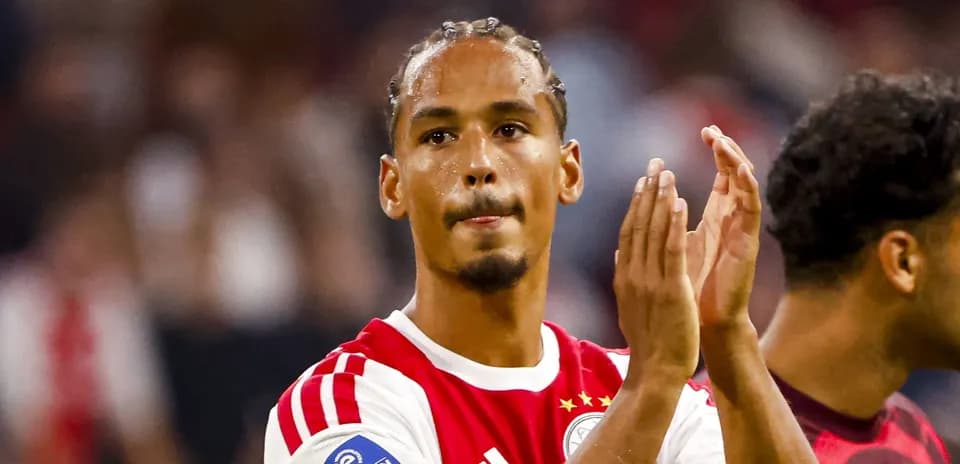 Joueur d'Ajax applaudissant après le match