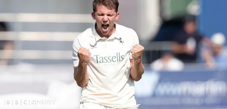 Joueur de cricket célébrant après un wicket pris