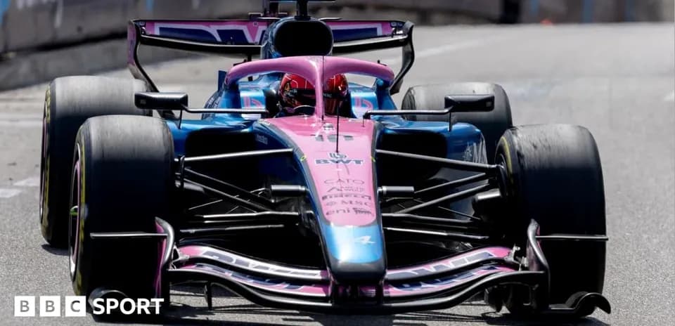 Voiture de Formule 1 en course sur circuit
