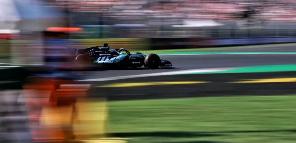 Voiture de F1 en pleine course sur circuit