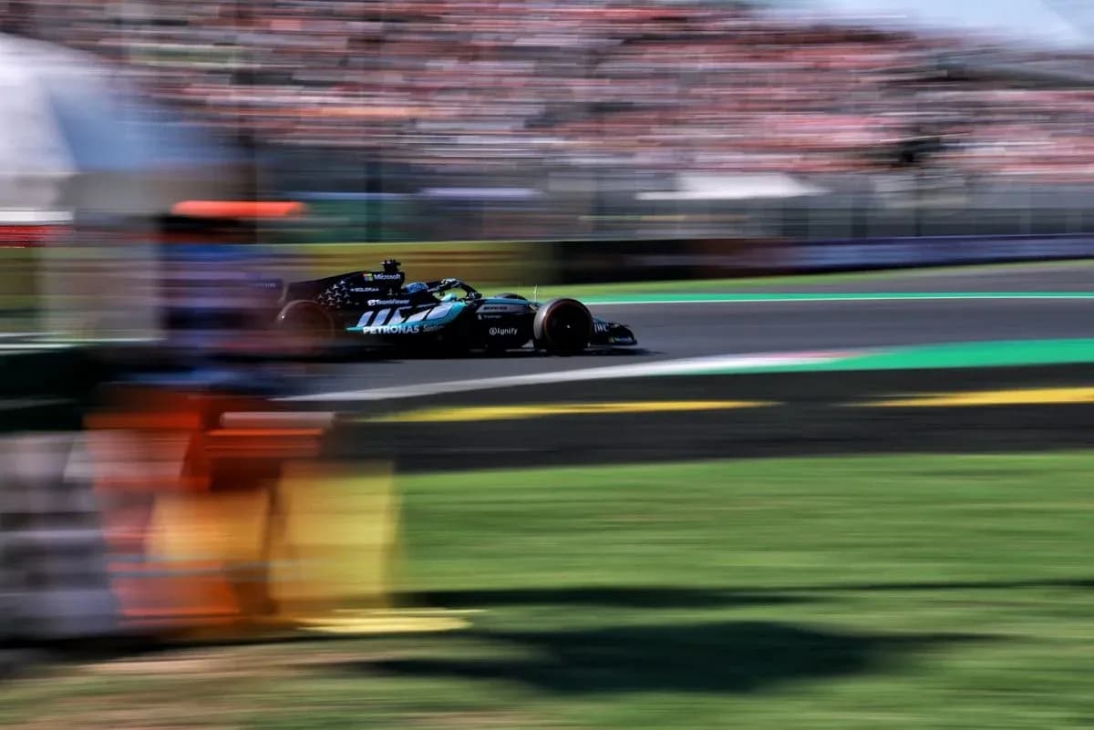 Voiture de F1 en pleine course sur circuit