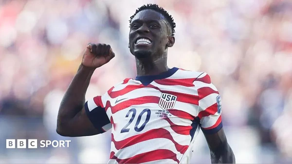 Joueur des États-Unis célébrant un but