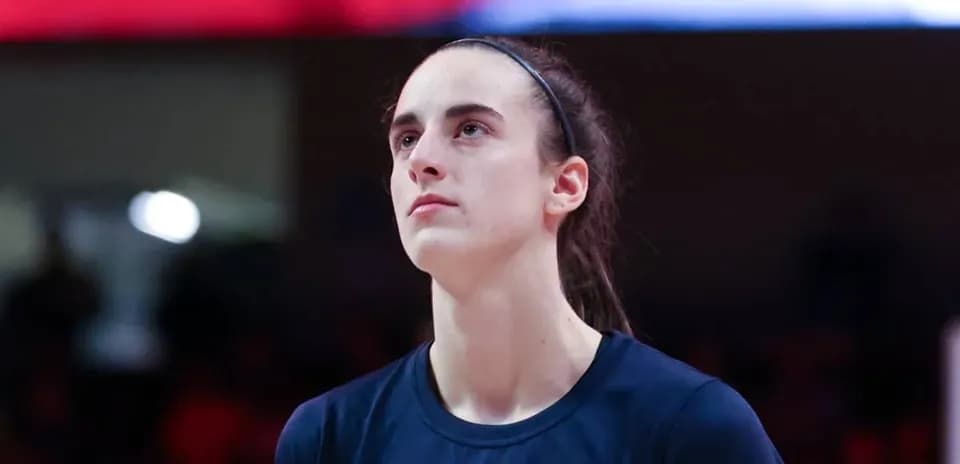 Joueuse de basketball regardant vers le haut